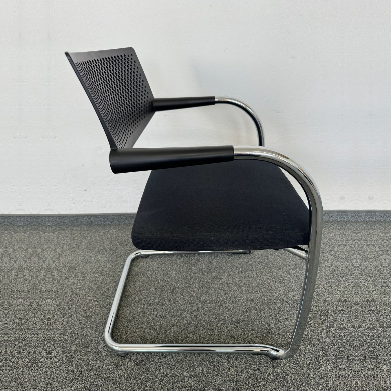 Vitra Sedie: Vitra Visavis 2 Freischwinger - stapelbar - Schwarz - mit – Usato da Schönenwerd venduto da mcofficeshop 2
