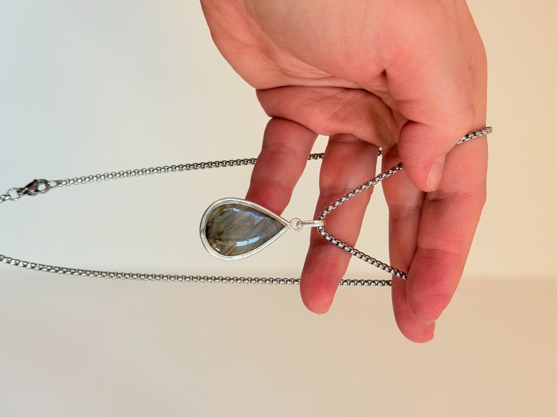 Colliers: Collier vintage avec pendentif en larme ✨ – Neuf avec emballage d'origine à Genève par AGBERG 7