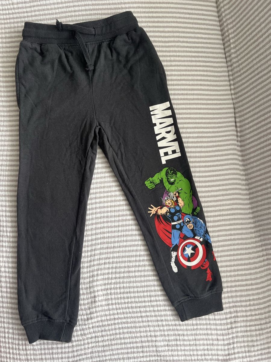 Pantaloni: MARVEL AVENGERS TRAINERHOSE GR 116 – Usato da Basel venduto da theo-g77