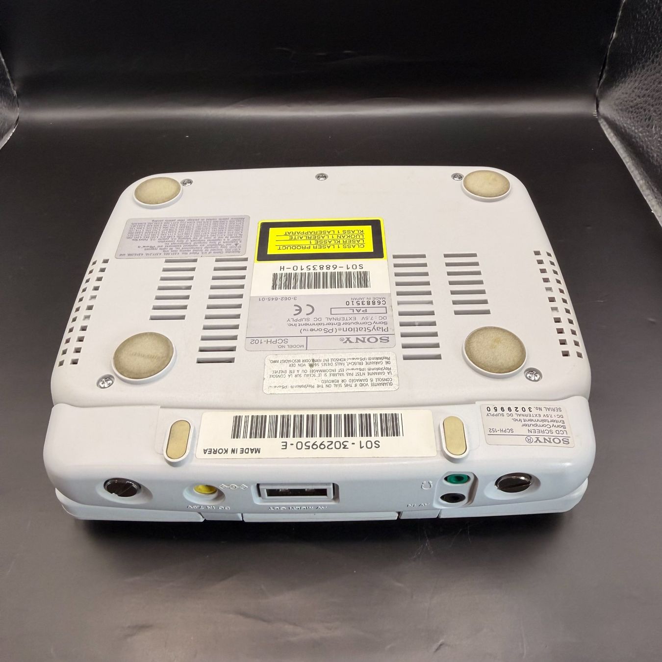 Sony Console: Sony PlayStation PS One Konsole mit LCD-Bildschirm – Usato da Düdingen venduto da Nerdworld 2