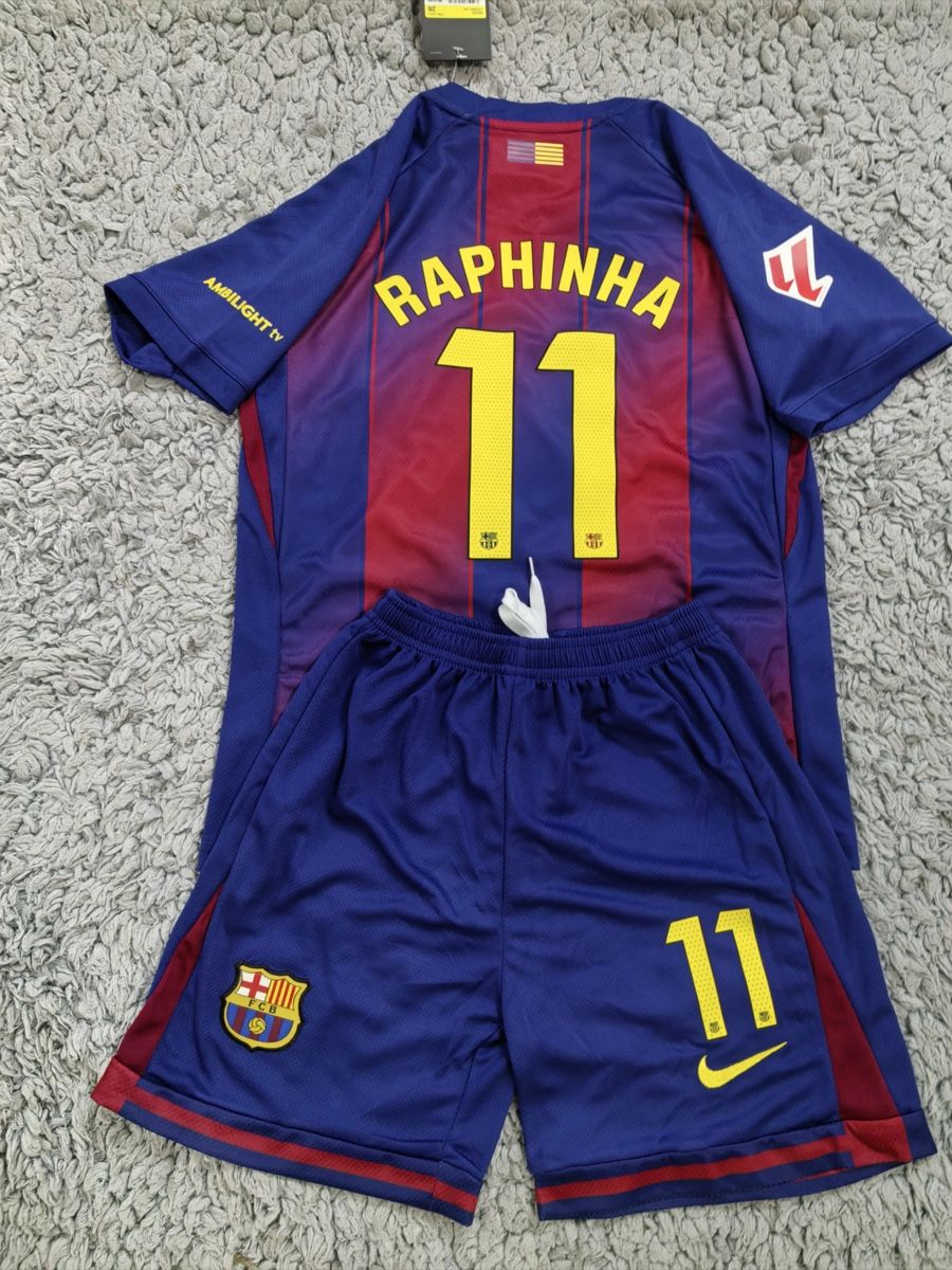 FC Barcelona Scarpe, pantaloni & magliette da ginnastica: FC Barcelona Kinder Trikot Set Raphinha, Grösse 128cm – Nuovo (secondo la descrizione) da Mellingen venduto da JLLEA25