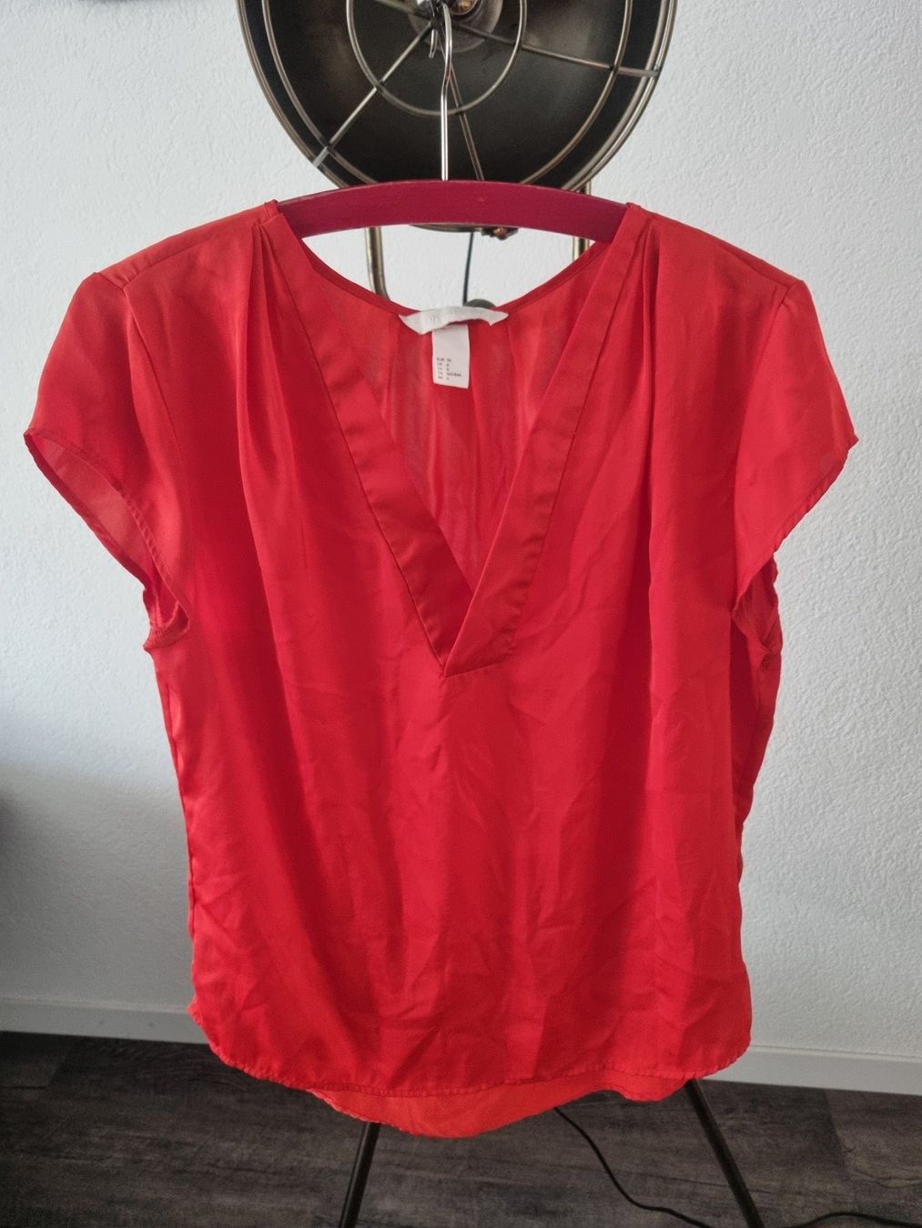 H&M Blusen: Leichte Bluse, H&M, kräftiges Rot, Gr. 36 – Gebraucht aus Zermatt von pantarhei3z