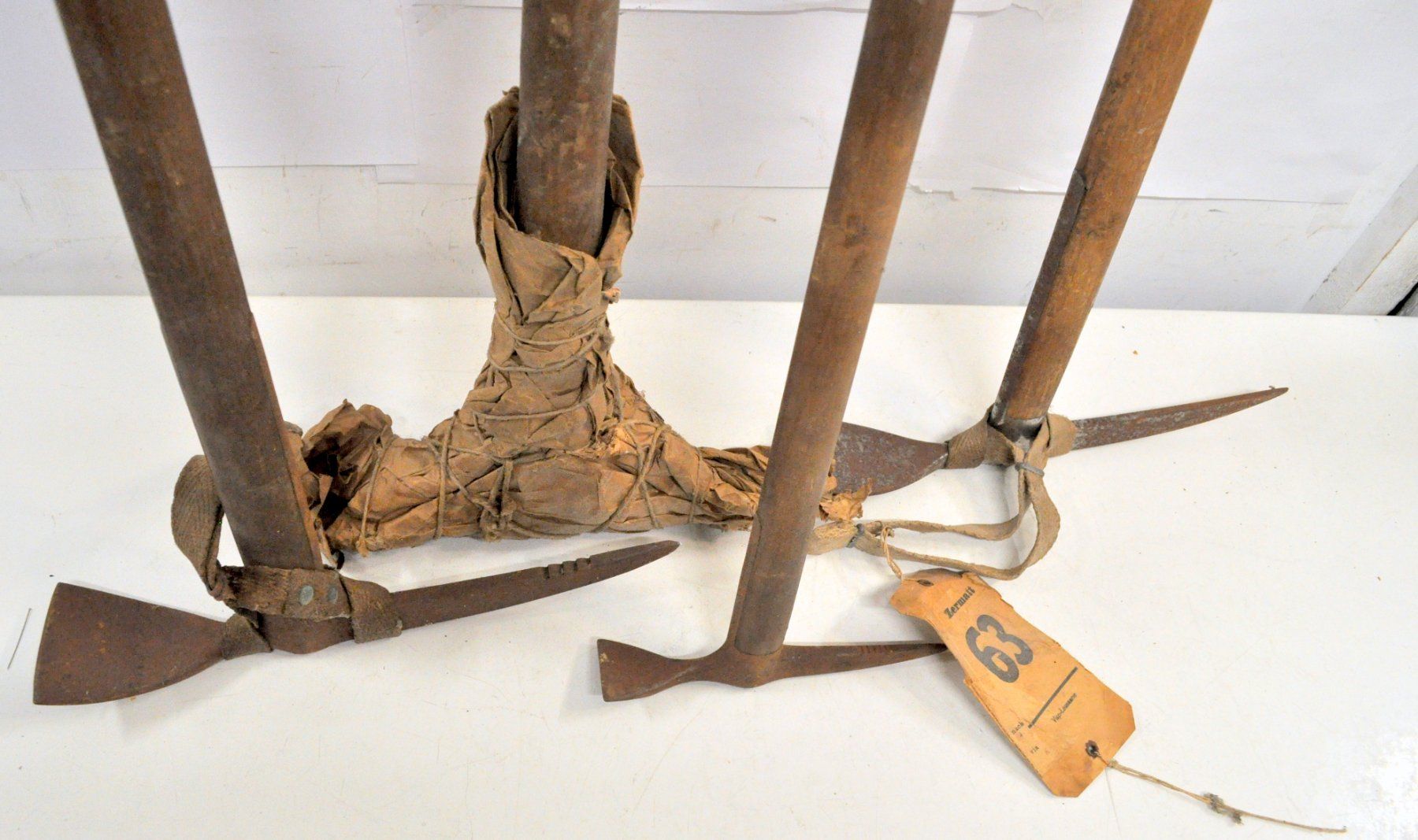 Matériel de grimpe: Lot de 4 anciens piolets – D'occasion à Neuchâtel par Neuchatel 1
