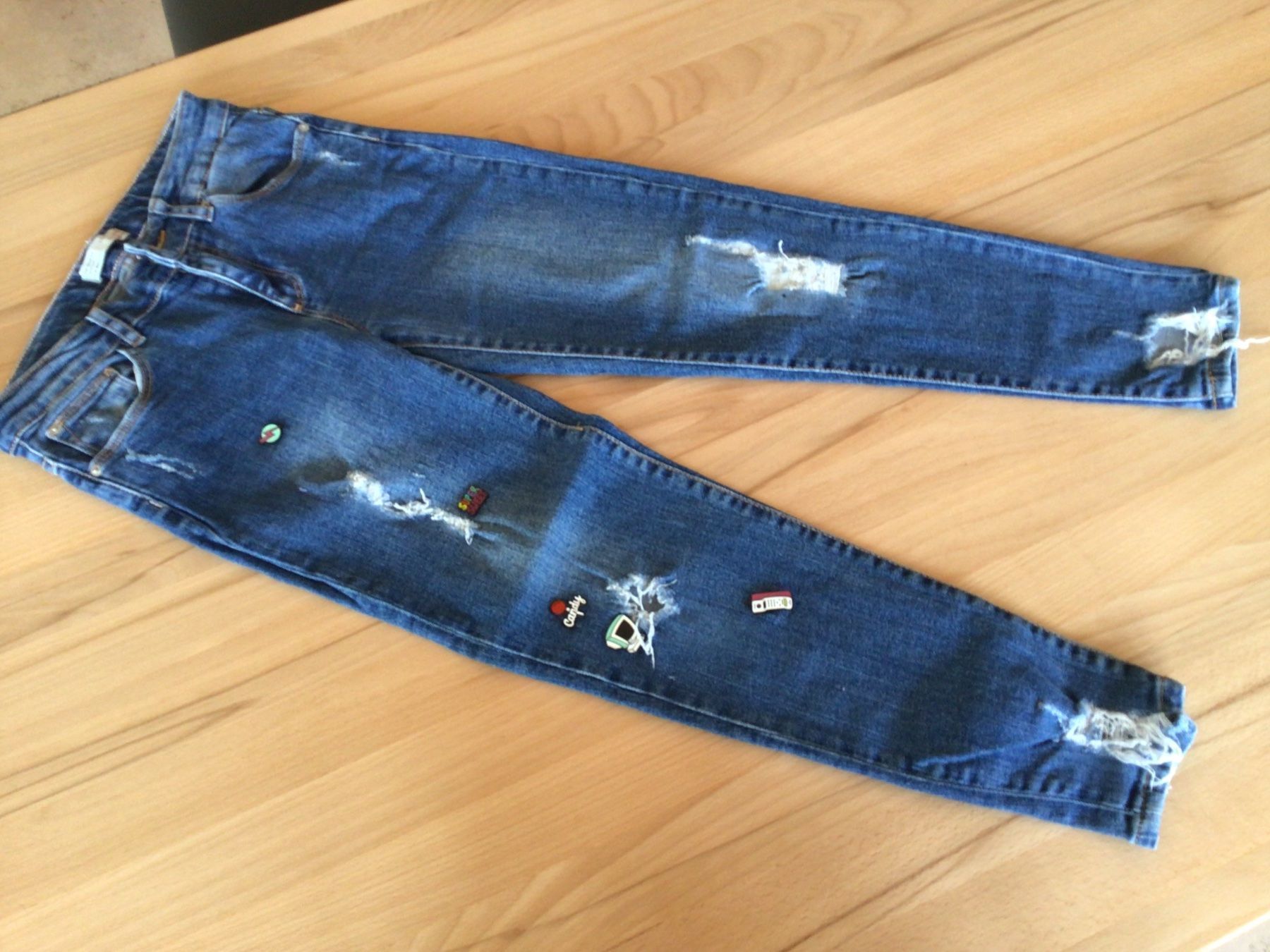 Hosen: Coole Jeans mit Pins verziert, Gr. 140 – Gebraucht aus Schinznach Dorf von Balz1968 1