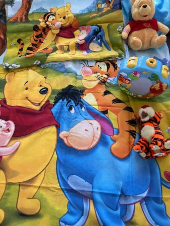 Ensemble Winnie l'ourson, jouet et linge de lit bébé