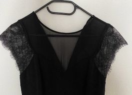 schwarzes Kleid mit Spitze