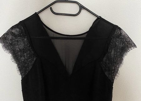 schwarzes Kleid mit Spitze