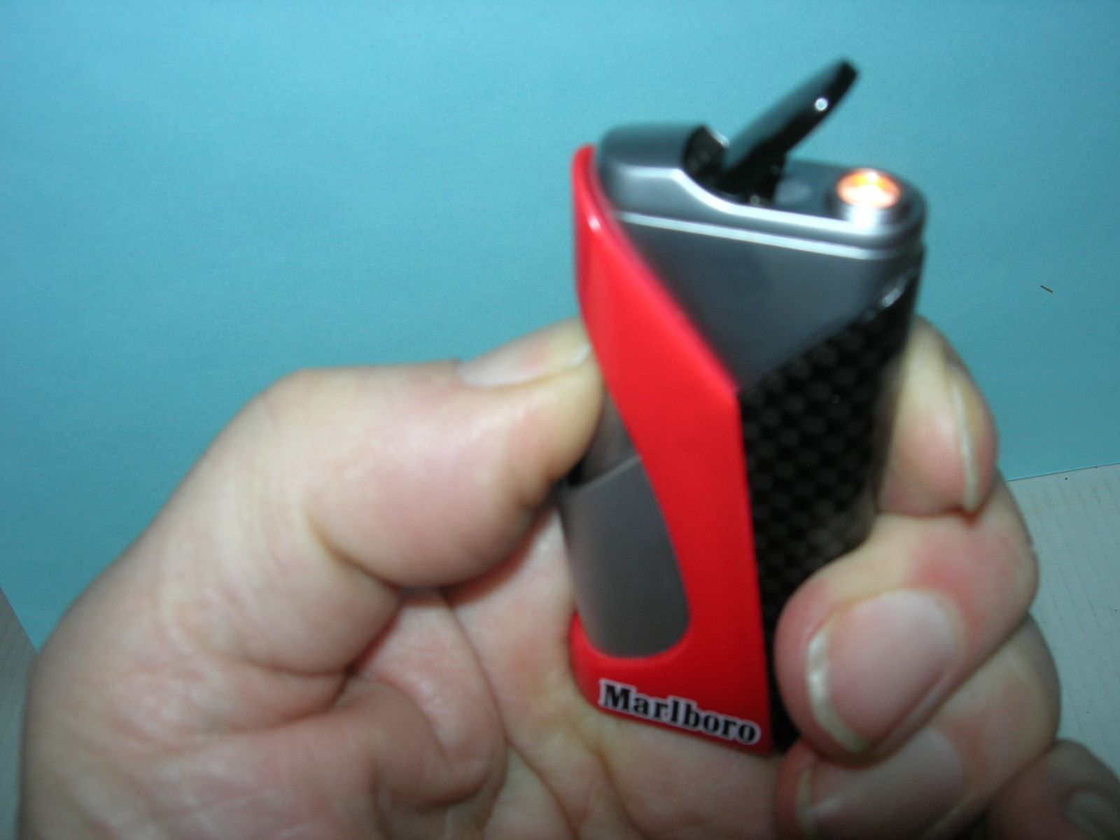 Marlboro Accendini: Malboro Gasfeuerzeug – Nuovo e nell'imballaggio originale da Hornussen venduto da Corvette- 3