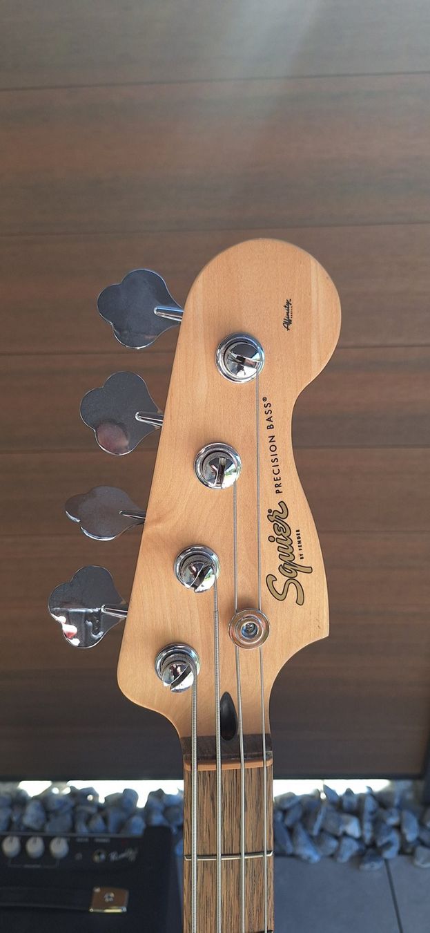 Squier Strumenti musicali: E-Bass Set Squier – Usato da Arisdorf venduto da chris0815 2