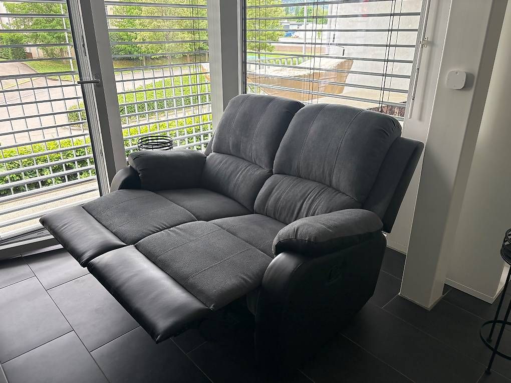 Divani: Relaxsofa 2-Sitzer-Microfaser & Kunstleder - Grau & Schwarz – Usato da Buchs ZH venduto da BBindelay 1
