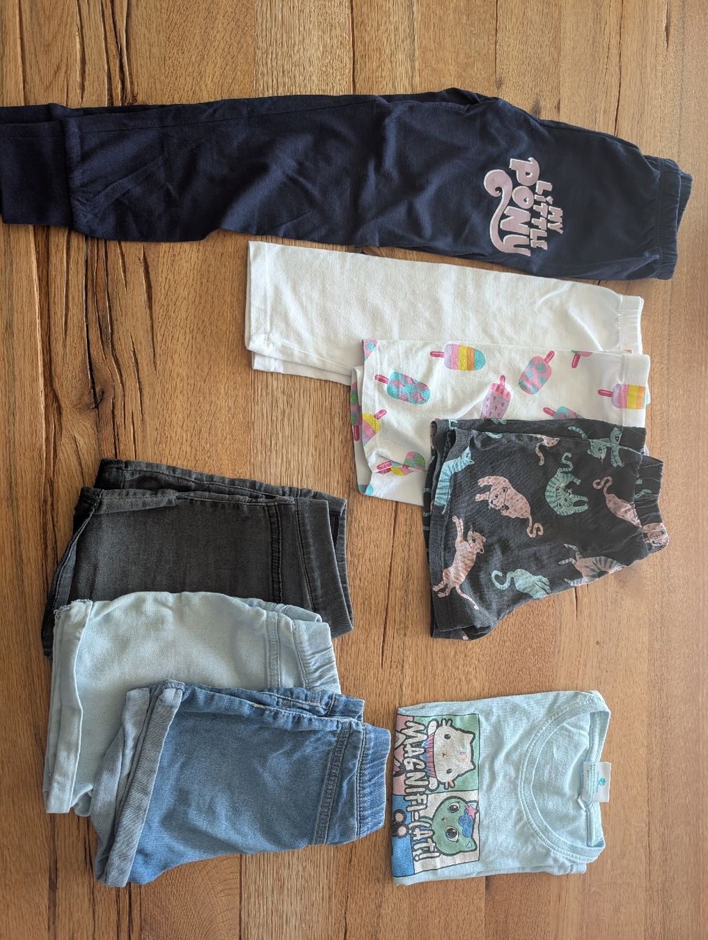 Ensembles coordonnés: Mädchen Kleiderpaket Grösse 110/116 – D'occasion à Kaisten par Graeffhome