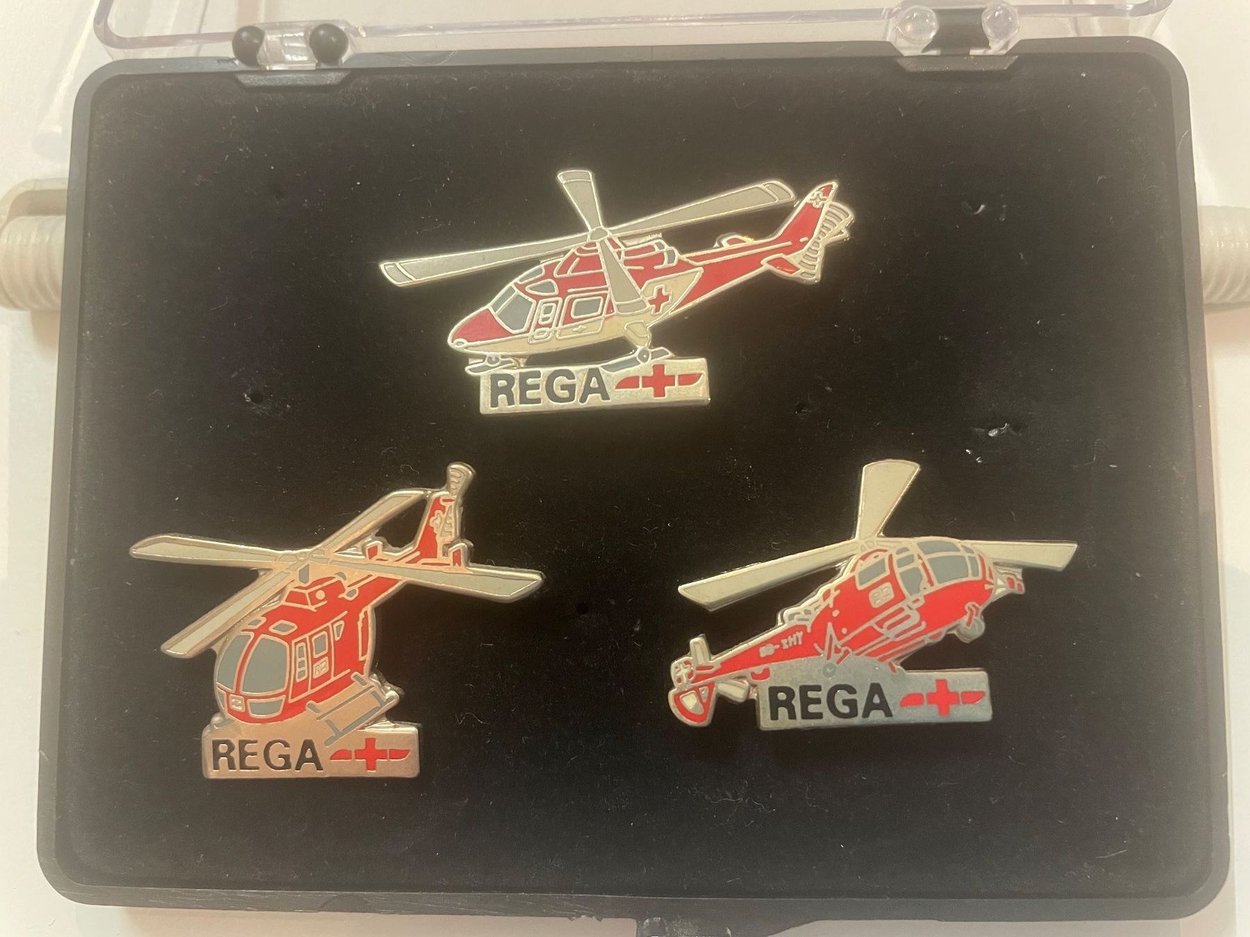 Placchette & Badge: Pin-Set REGA 3 Stück in Sammlerbox – Usato da Hochfelden venduto da aviatikboerse_top