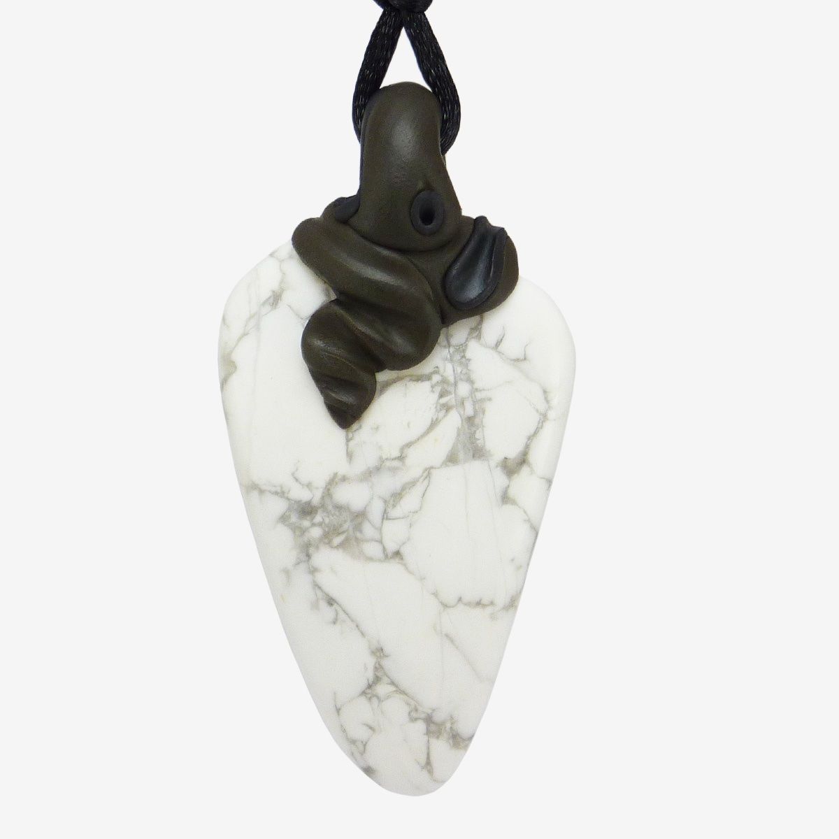 Minerali & Pietre curative: Magnesit Steinanhänger mit Chromdiopsid – Nuovo e nell'imballaggio originale da Meilen venduto da BYRD-Design 2