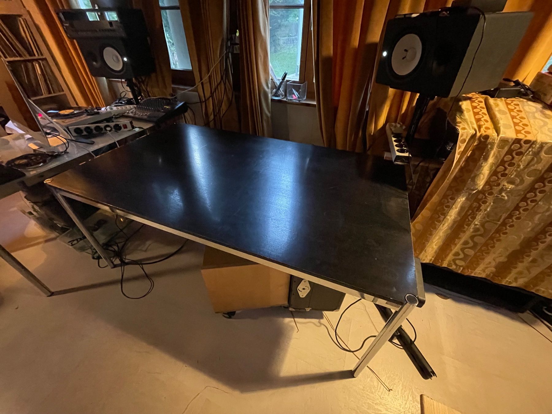 USM Scrivanie: USM Haller Bürotisch 175x100 Eiche Schwarz – Usato da Zürich venduto da Arcana_Fail 1