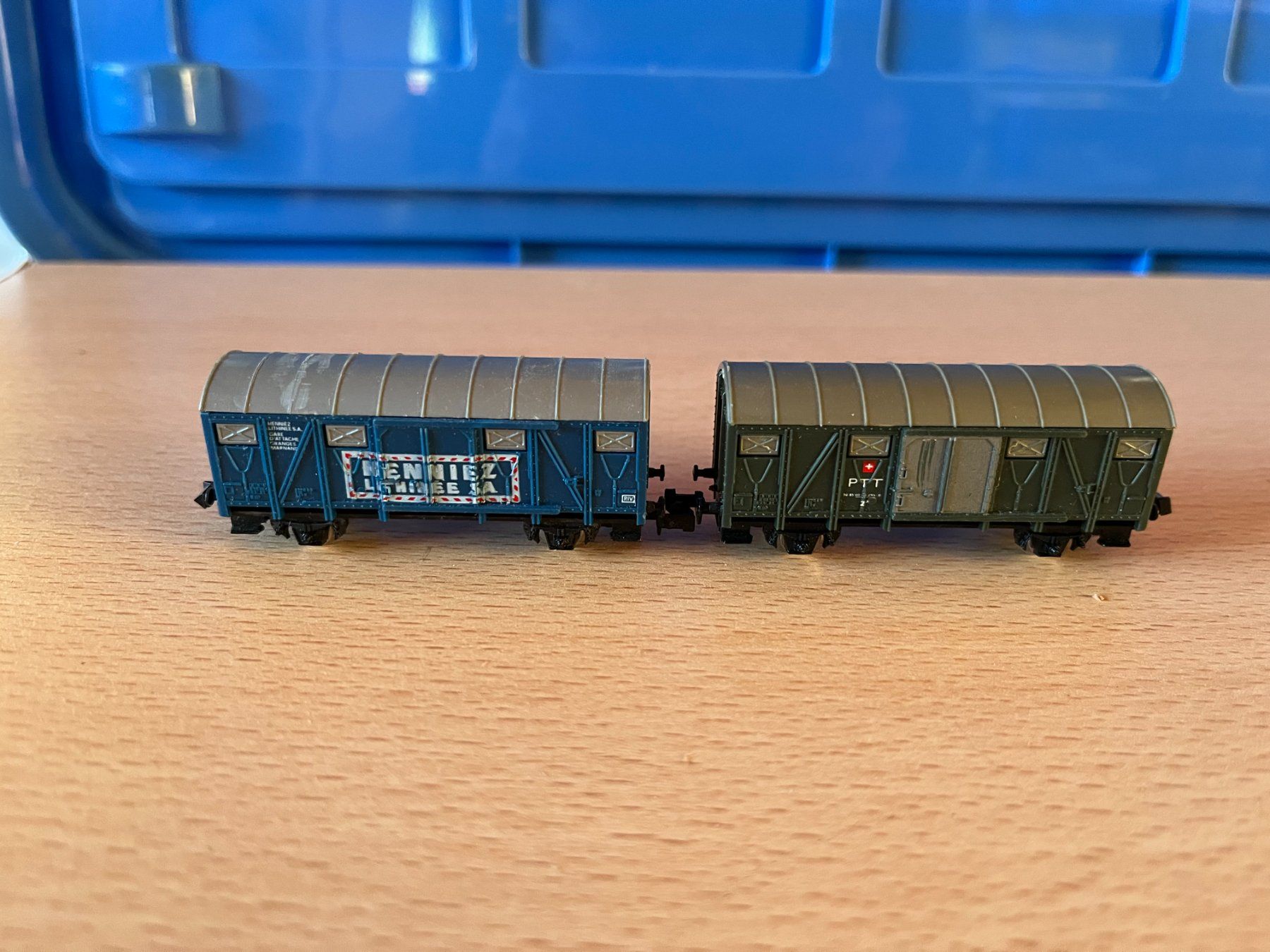 Modellini di ferrovie: Güterwagen PTT und Henniez – Usato da Oberdiessbach venduto da Beat-R