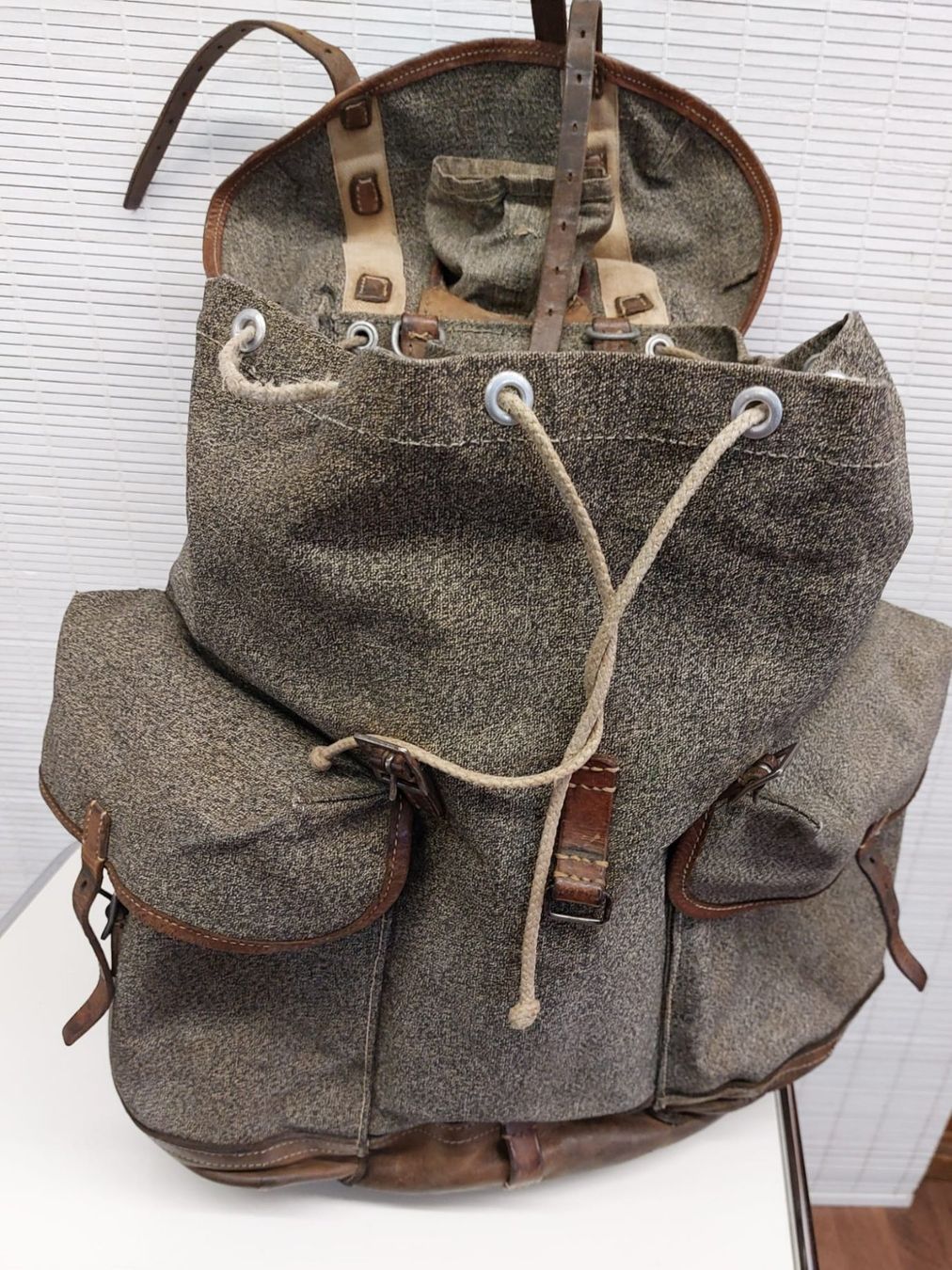 Schweizer Armee Zaini: Alter Militärrucksack – Usato da Emmen venduto da Brockofsky