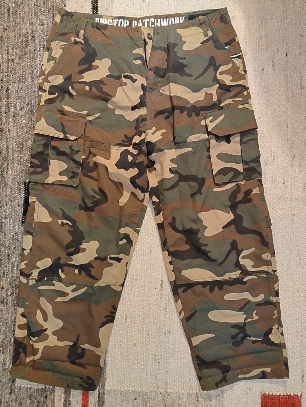 Alpha Industries Pantaloni: Alpha Industries Cargohose -Camo. Gr.40 - 100% Baumwolle – Usato da Dornach venduto da Taxi12
