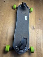 Freebord Snowboarden auf der Strasse