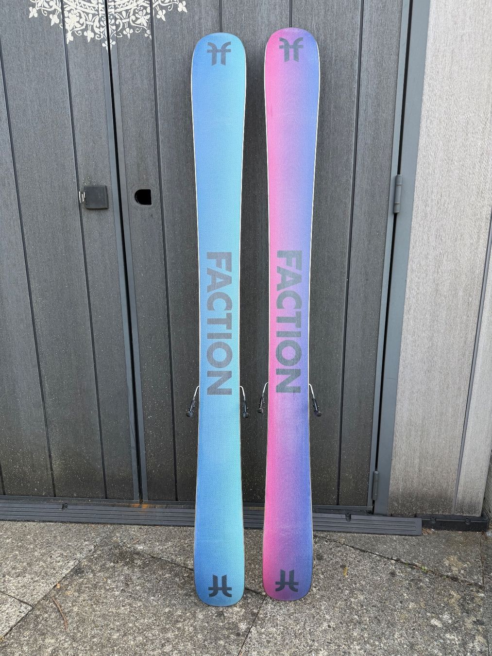 Faction Sci: Faction Studio Grom 139 cm inkl. Marker GripWalk-Bindung – Usato da Ehrendingen venduto da Thorpedo 3