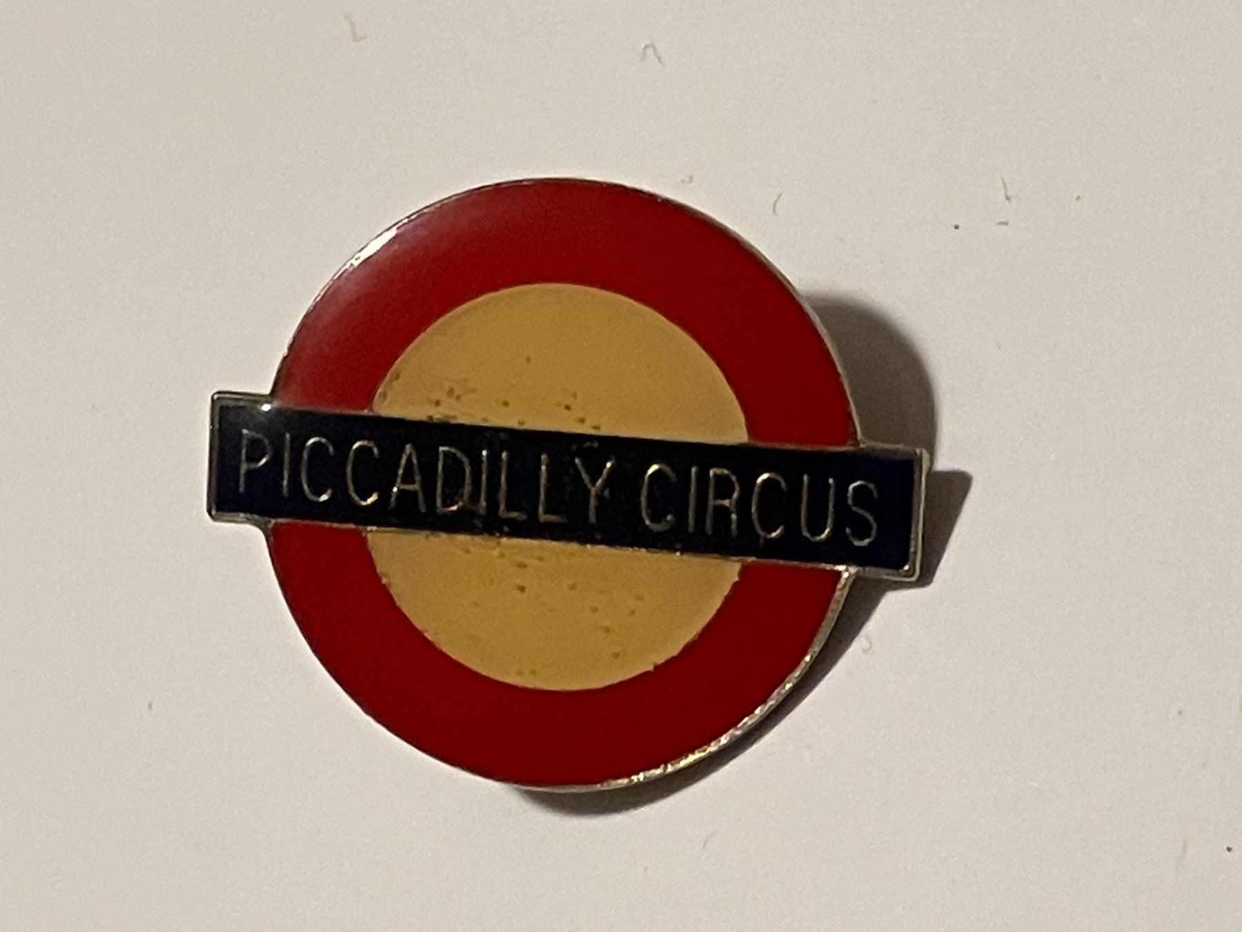 Placchette & Badge: 1 Pin Piccadilly Circus – Usato da Basel venduto da djwwpp