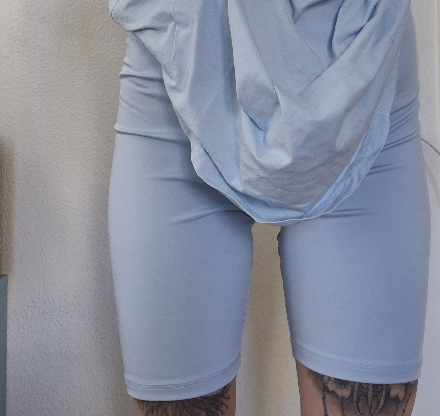 Leggings: NA-KD Leggins short hellblau S – Nuovo (secondo la descrizione) da Winterthur venduto da inkidaria