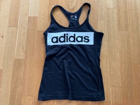 Schönes neuwertiges Essentials Shirt der Marke Adidas Gr. XS
