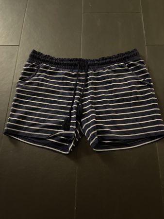 Sommerliche, kurze Damenhose, gestreift, Gr. 48/50