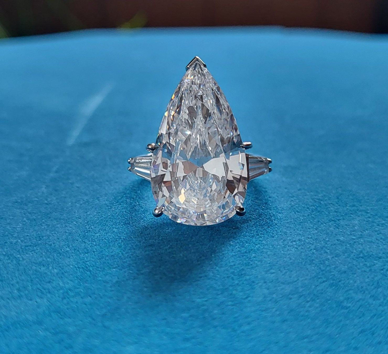 Anelli: Massiv 585 Weiss Gold Ring Mit Steine – Usato da Wald ZH venduto da Aniade