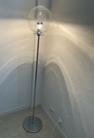 Stylische Stehlampe mit Glaskugel - Vintage