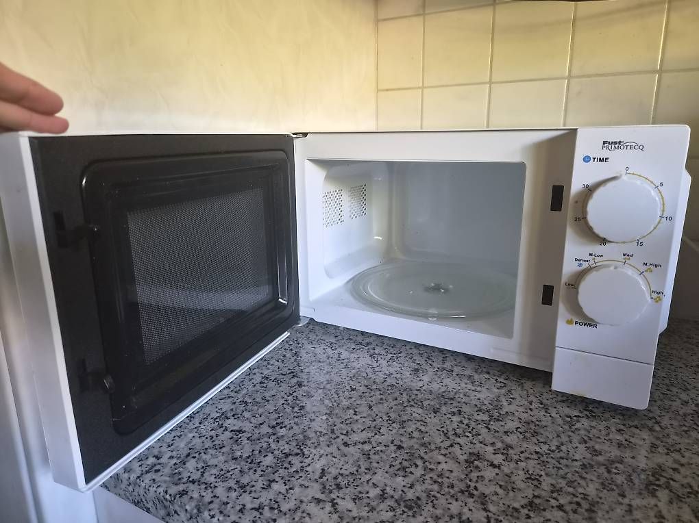 Fust Appareils de cuisine: Microwelle – D'occasion à Maisprach par coco824
