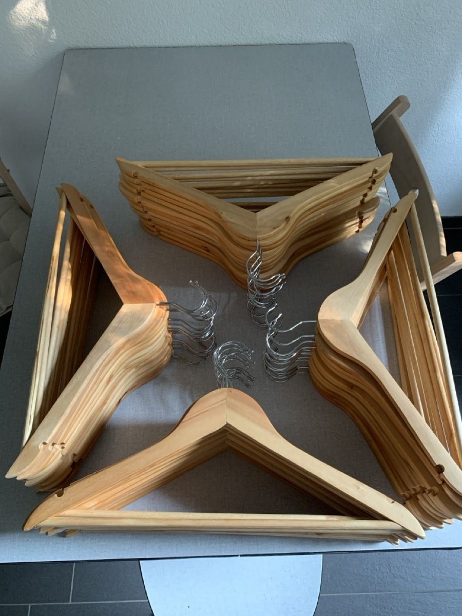 Migros Cintres: Kleiderbügel aus Holz – D'occasion à Zürich par mon.dim 2
