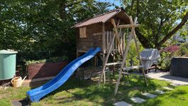 Spielhaus mit Rutschbahn (ohne Schaukelanbau)