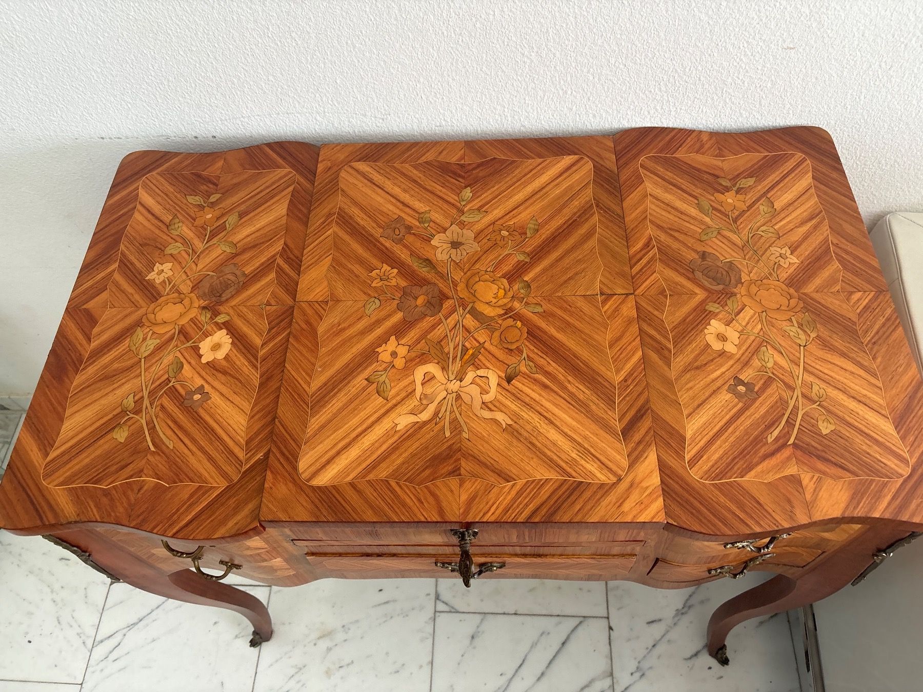 Tavoli da trucco: alter Schminktisch mit Intarsien – Usato da Kriens venduto da Wundertuete17 1