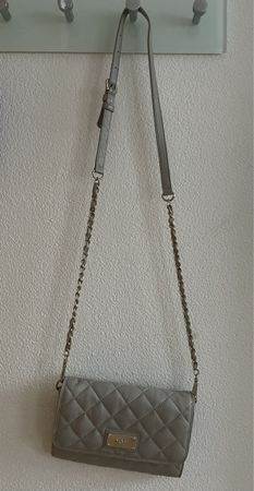 Borsa a tracolla DKNY grigia, pelle trapuntata, catena.