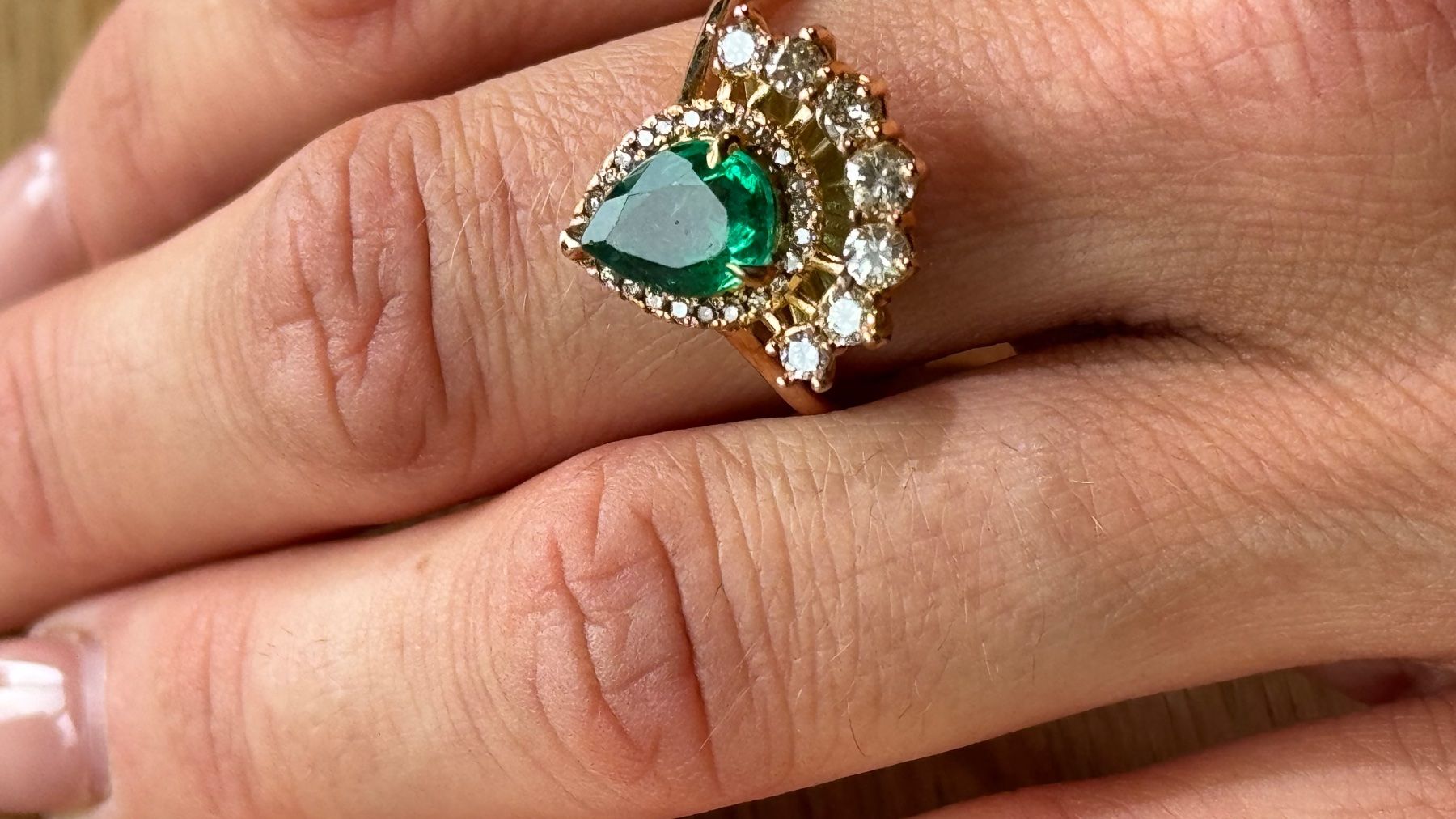 Anelli: Extravagant 1.51ct Smaragd Ring GIA Zertifikat – Nuovo e nell'imballaggio originale da Untersiggenthal venduto da TimeandShine 8