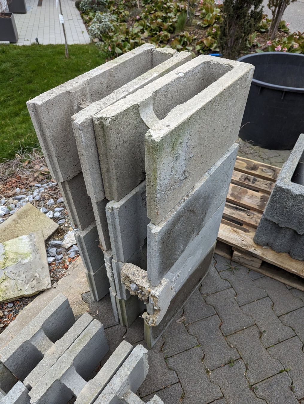 Baustoffe: Betonschallungssteine & Pflanzsteine – Gebraucht aus Baden von  3