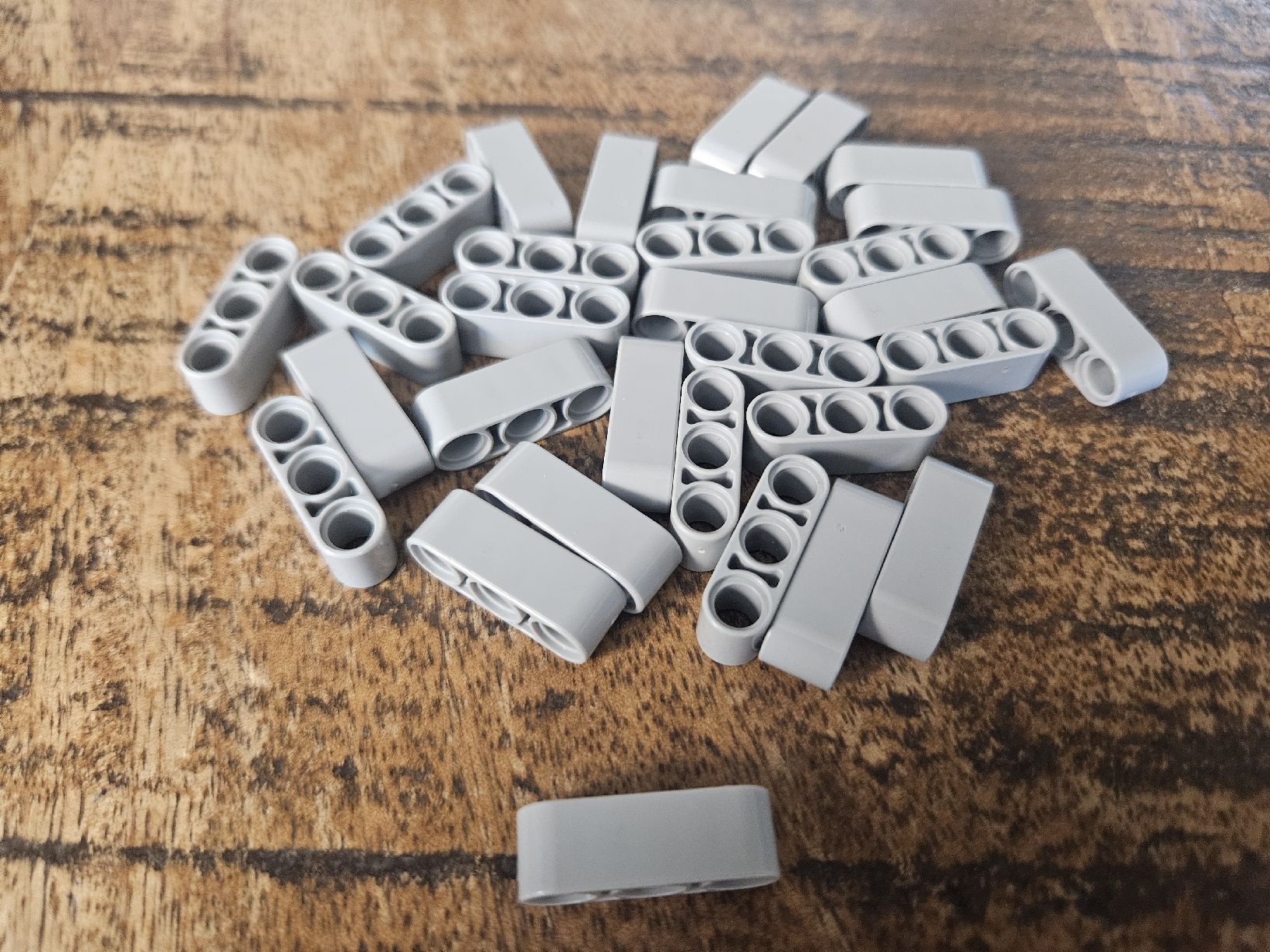 Lego Kit di costruzioni: lego 32523 lot de 30 pièces Light Bluish Gray Technic, – Usato da Confignon venduto da Ecrofigs