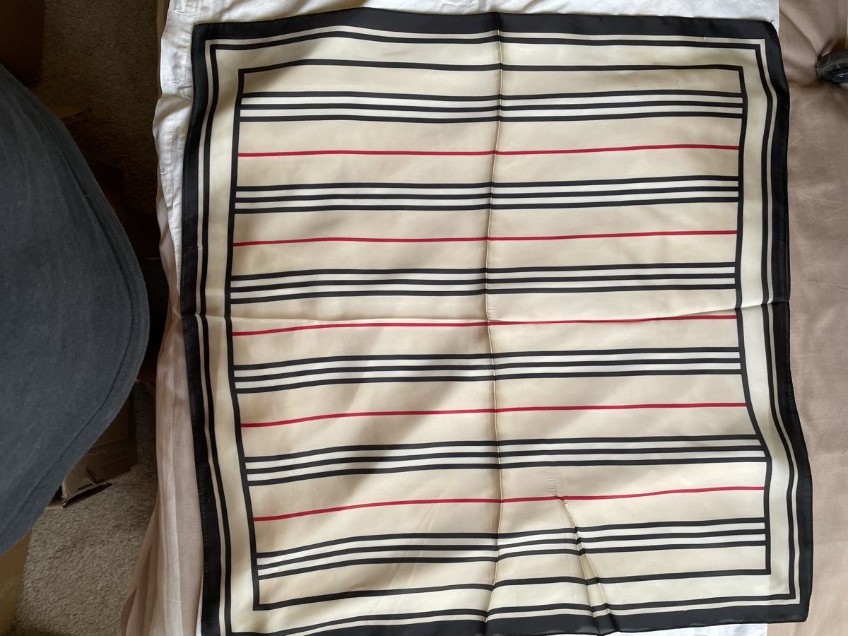 Foulards & écharpes: Square Scarf Silk Beige Red Black Stripe Pattern New – Neuf avec emballage d'origine à Buttikon SZ par trzurigo