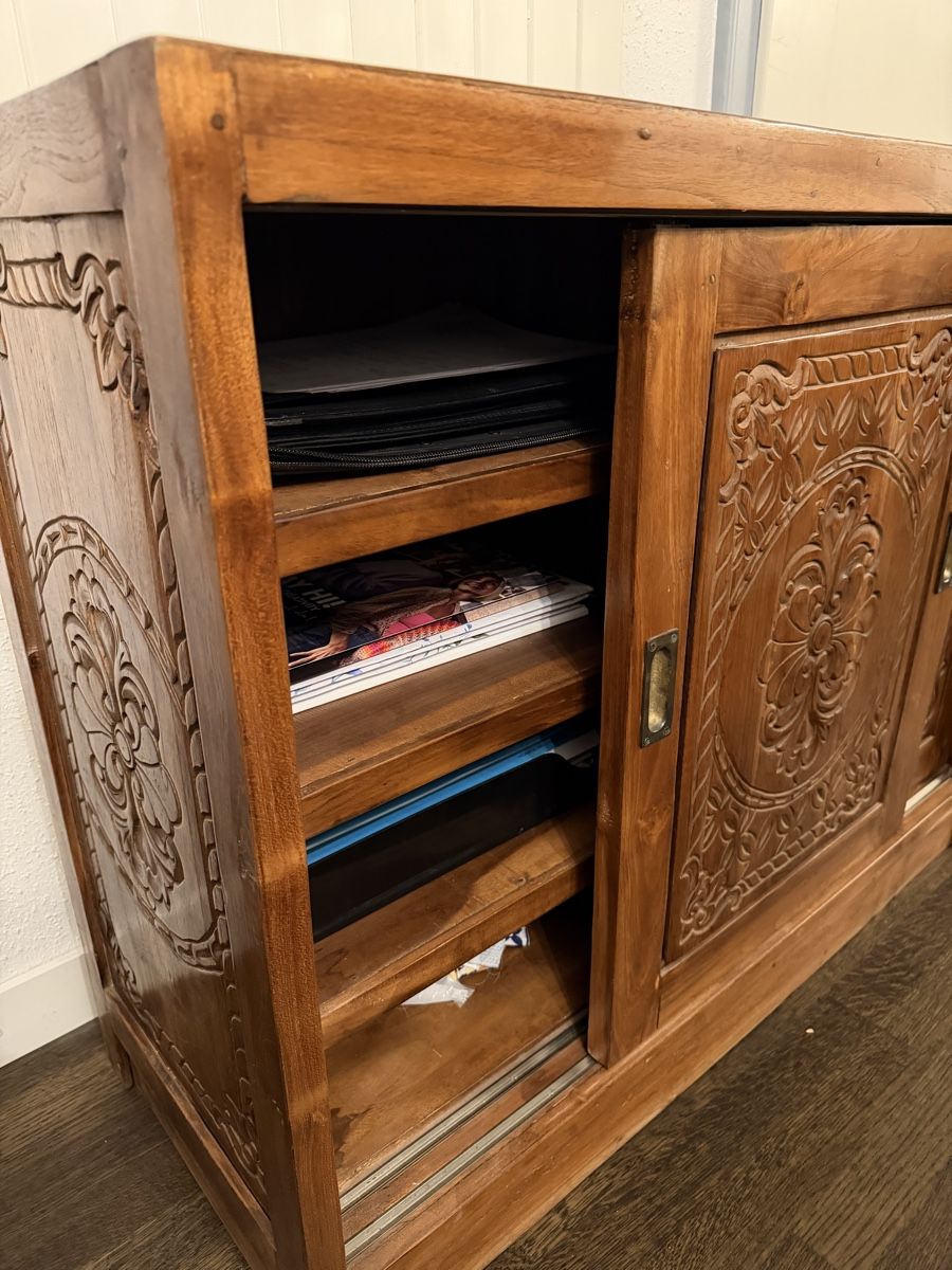 Cassettiere: Holzkommode / Sideboard mit aufwendigen Schnitzereien – Usato da Strengelbach venduto da KW. 5