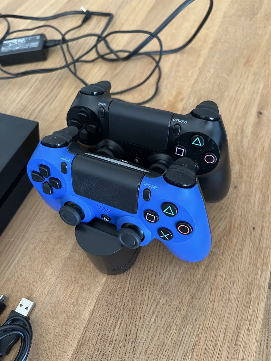 Sony Console: PS4 mit zwei Kontroller, Ladestation und Spiele – Usato da Volketswil venduto da asc_yp5h 2