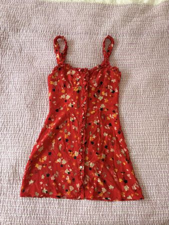 Kleid Réalisation rot geblümst Seide Grösse XS neuwertig