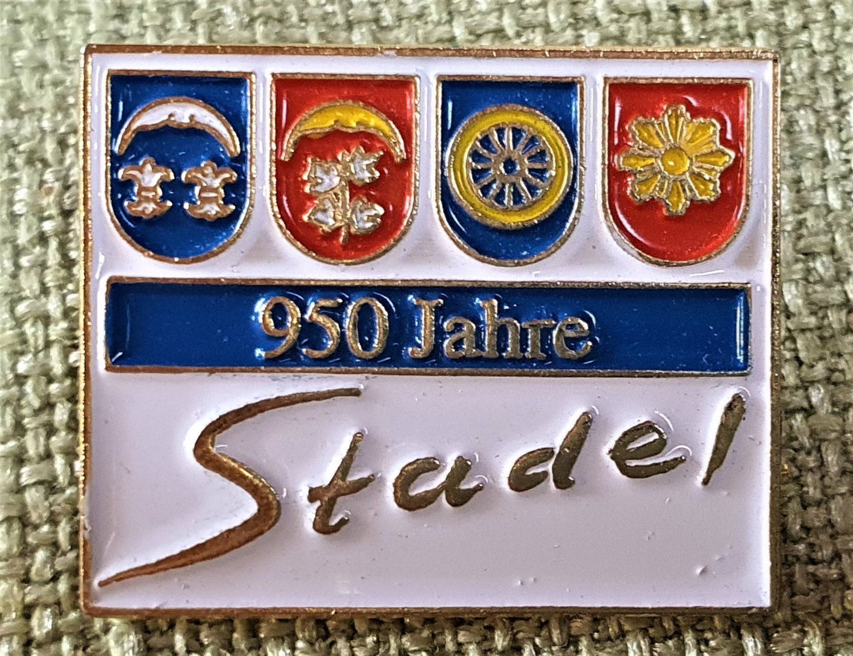 Tutti i francobolli: J810 - Pin 950 Jahre Gemeinde Stadel – Usato da Reinach BL venduto da Boston-Verkauf