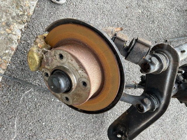 Volkswagen Tutti pezzi di ricambio auto: Vorderachse zu Käfer 1600 mit Scheibenbremsen – Difettoso da Grenchen venduto da Woernerauto