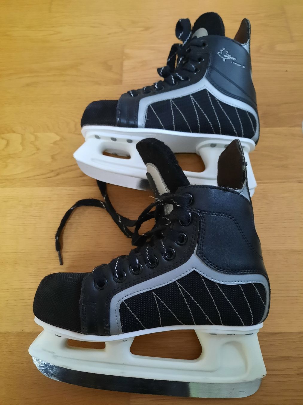 Pattini da ghiaccio: Schlittschuhe Gr. 35 – Usato da Thierachern venduto da saltocredo 1