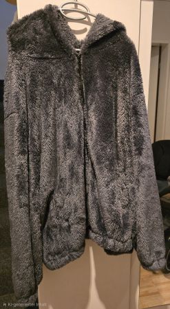 Plüschjacke mit Kapuze grau Reissverschluss guter Zustand