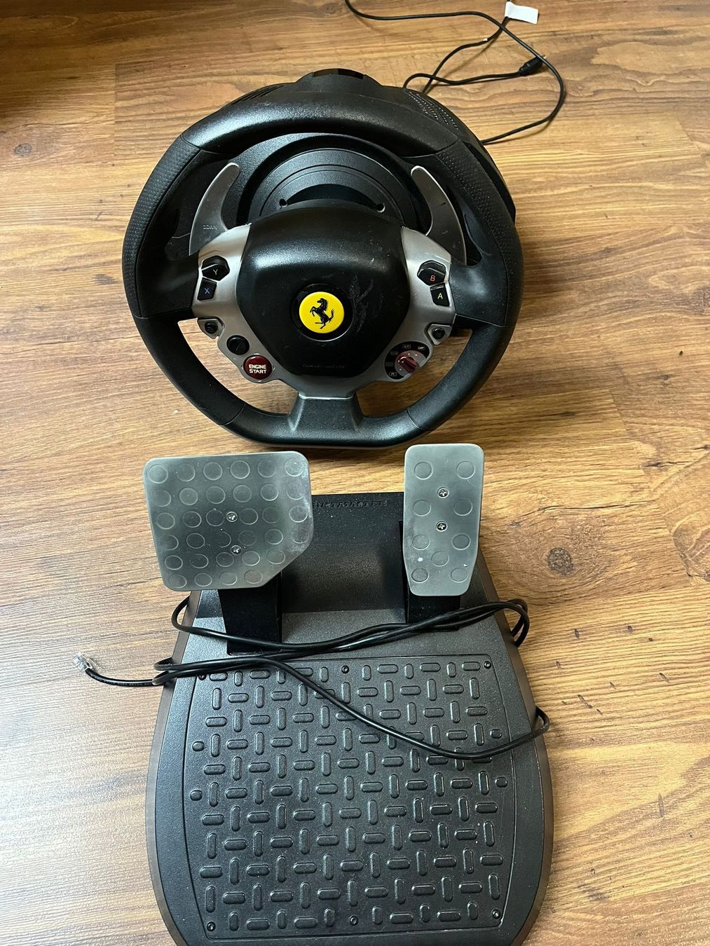 Thrustmaster Manettes: Volant Thrustmaster Ferrari – D'occasion à Chavornay par Crash37 4