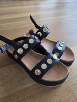 Schwarze Inuovo Sandalen mit goldenen Nieten, Grösse 39