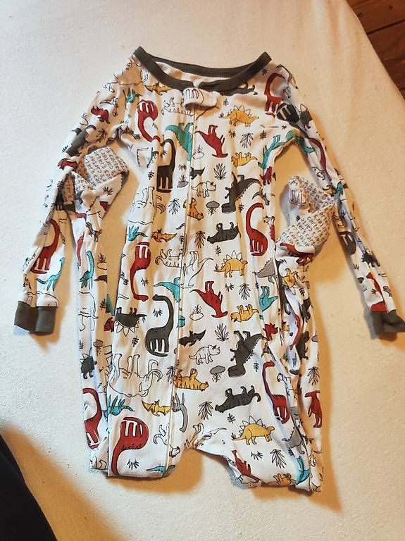 Pyjamas & Ähnliches: Langarm Pyjama mit Füsschen Gr.110/116 – Gebraucht aus Zürich von aendiiii