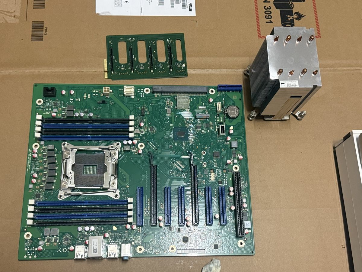 Fujitsu Cartes mère: Fujitsu Mainboard D3488-A3 mit Kuehler und  Frontpanel – D'occasion à Oensingen par aziri123 1