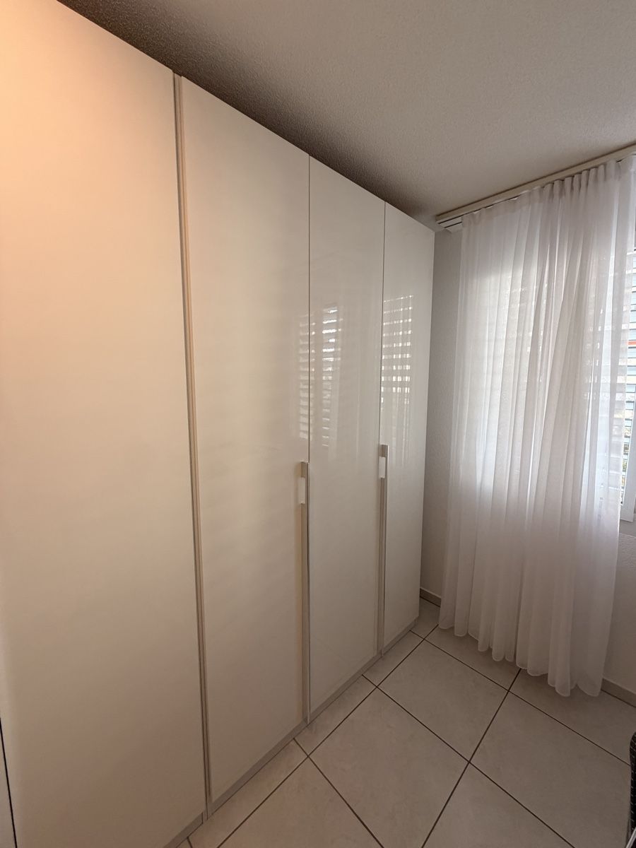 Armadi: Moderner Kleiderschrank in Weiss Hochglanz – Usato da Aarburg venduto da Ilma123. 3